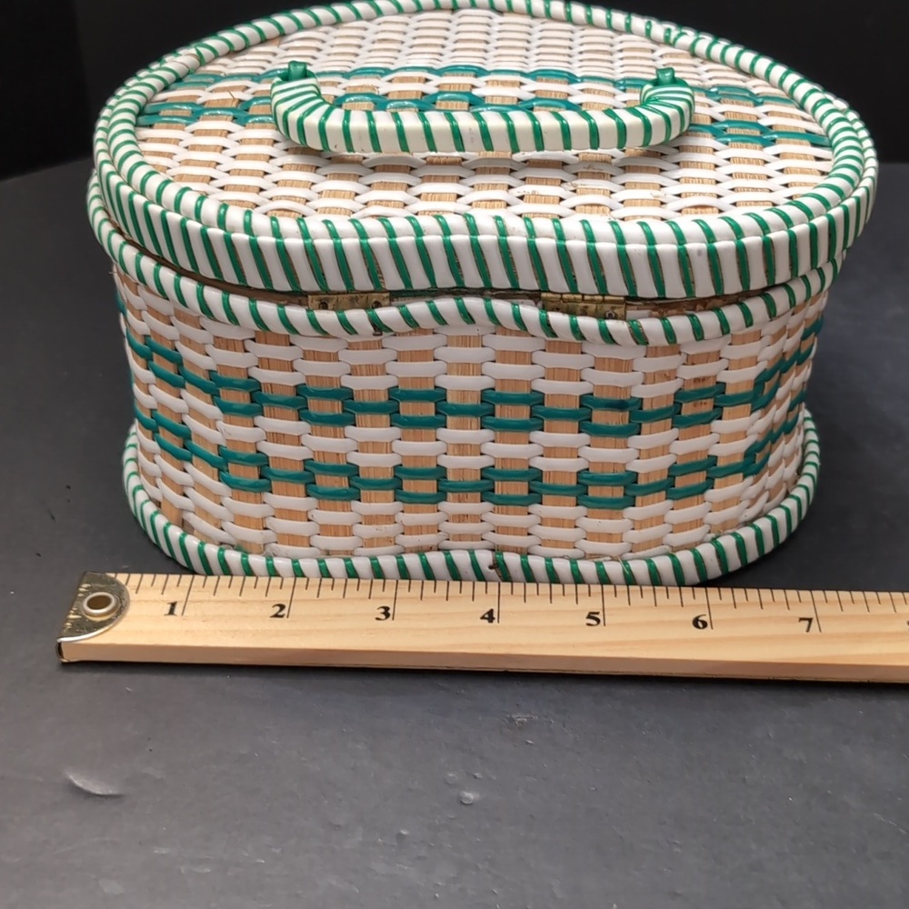 VGT, Heart shaped Woven/Wicker Green/White Sewing Basket. - Picture 11 of 12